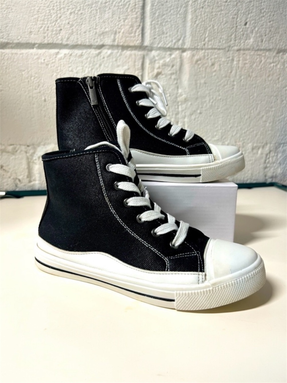 Nina Sneakers Black White Size 4M Big Girls Side Zipper Canvas High Tops INC
